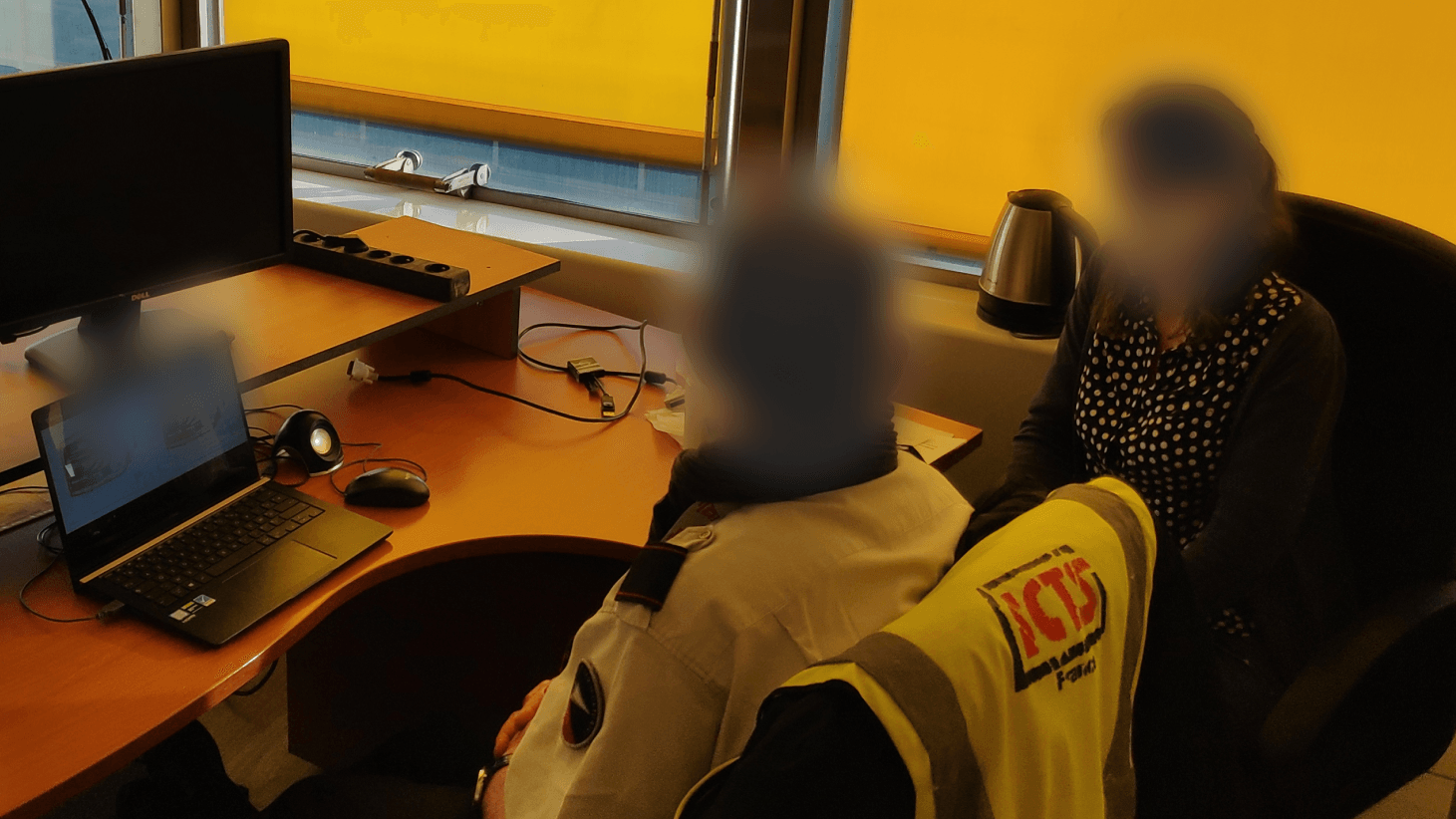Photo d'une session de test utilisateur réalisé sur site, avec des opérateurs d'aéroport. Un opérateur est devant l'ordinateur affichant le prototype, avec un observateur situé à côté de lui.